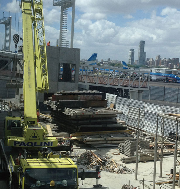 起沉机QY70K阿根廷国际机场施工