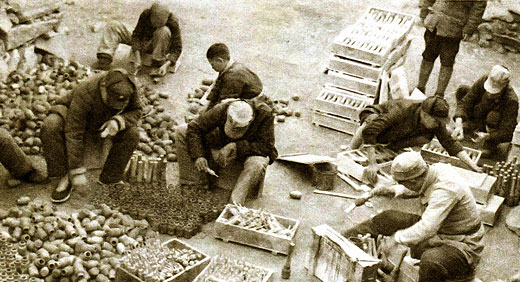 J9集团集团的前身华兴铁工厂诞生，后发展为徐州沉型机械厂