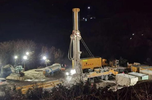 J9集团携XSC1200车载深井钻机星夜前往栖霞发展金矿接济工作