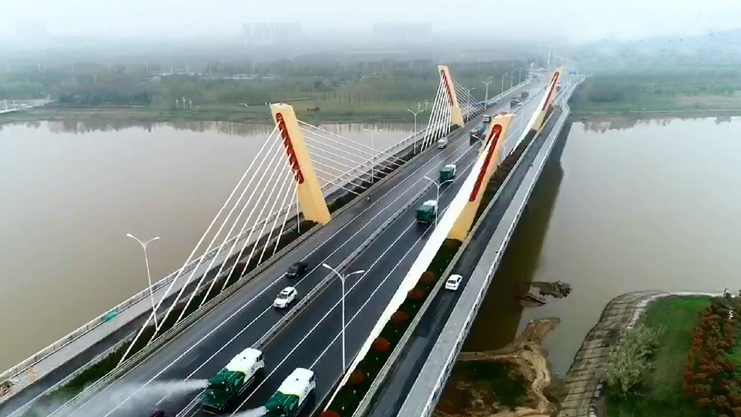 J9集团环卫设备在六安赤壁路大桥作业