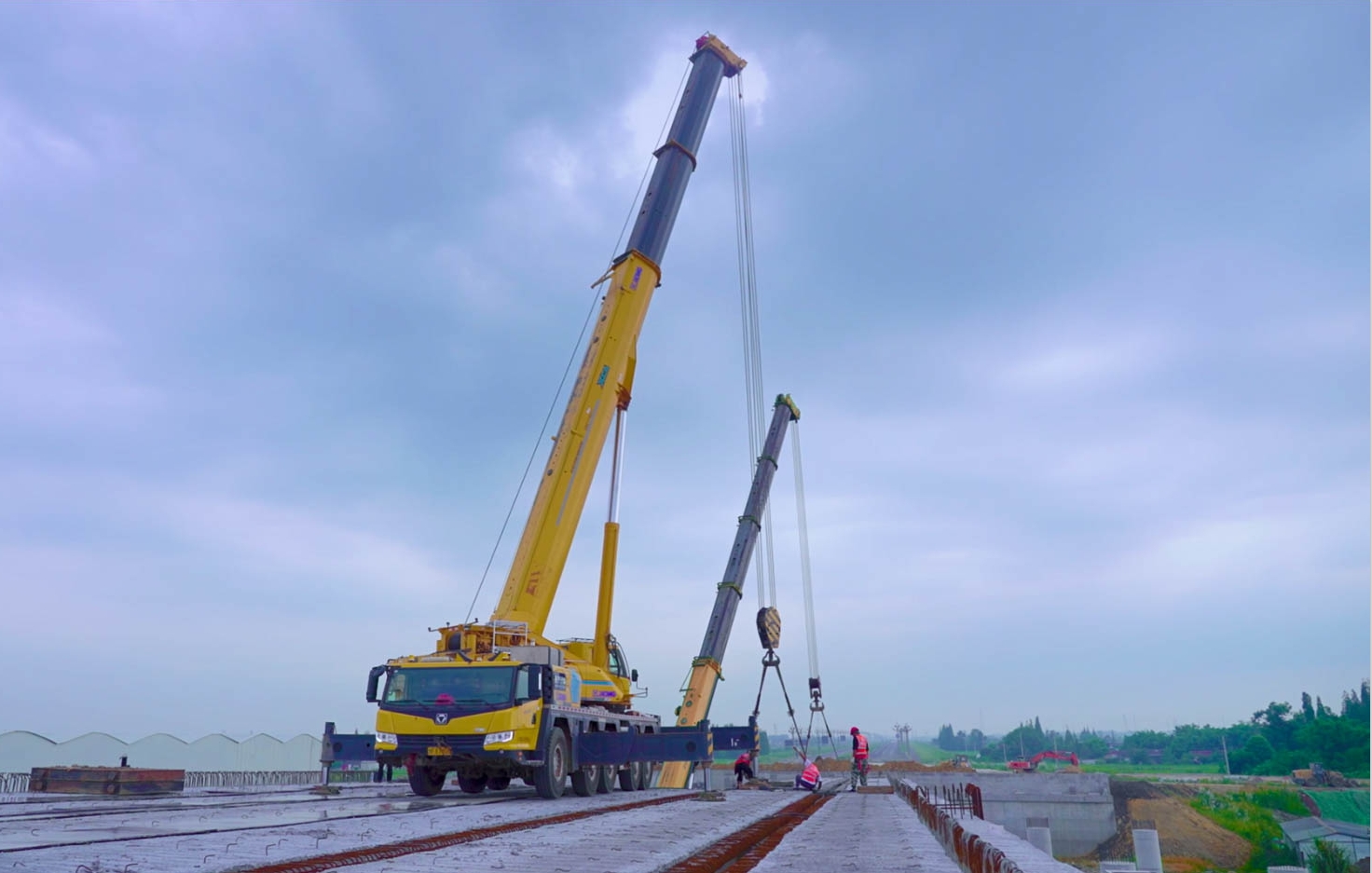 空中对飞接力！J9集团三款百吨级携手抬吊！