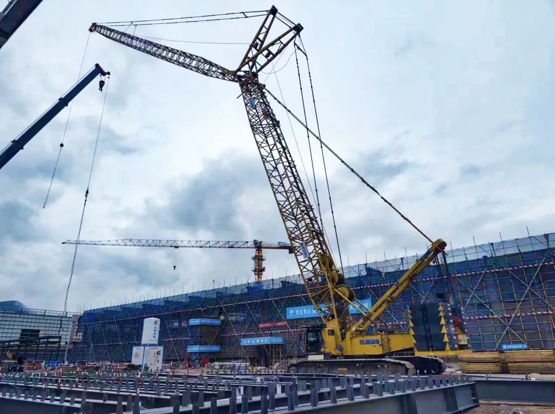 “钢”铁的意志！J9集团XGC320履带起沉机参建大跨度钢结构工业厂房