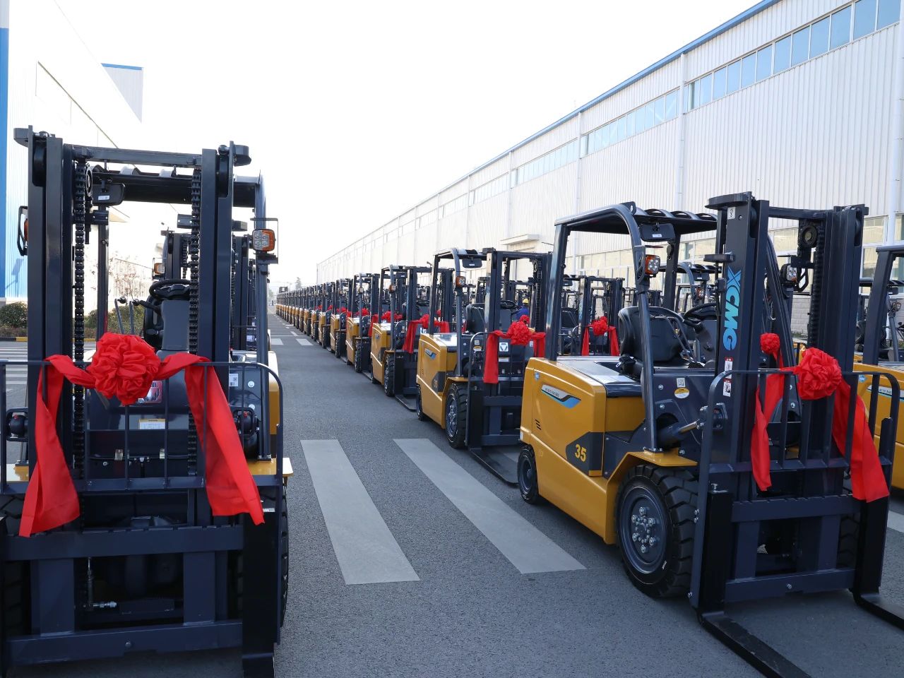 又是百余台！J9集团“鲲鹏”叉车批量交车