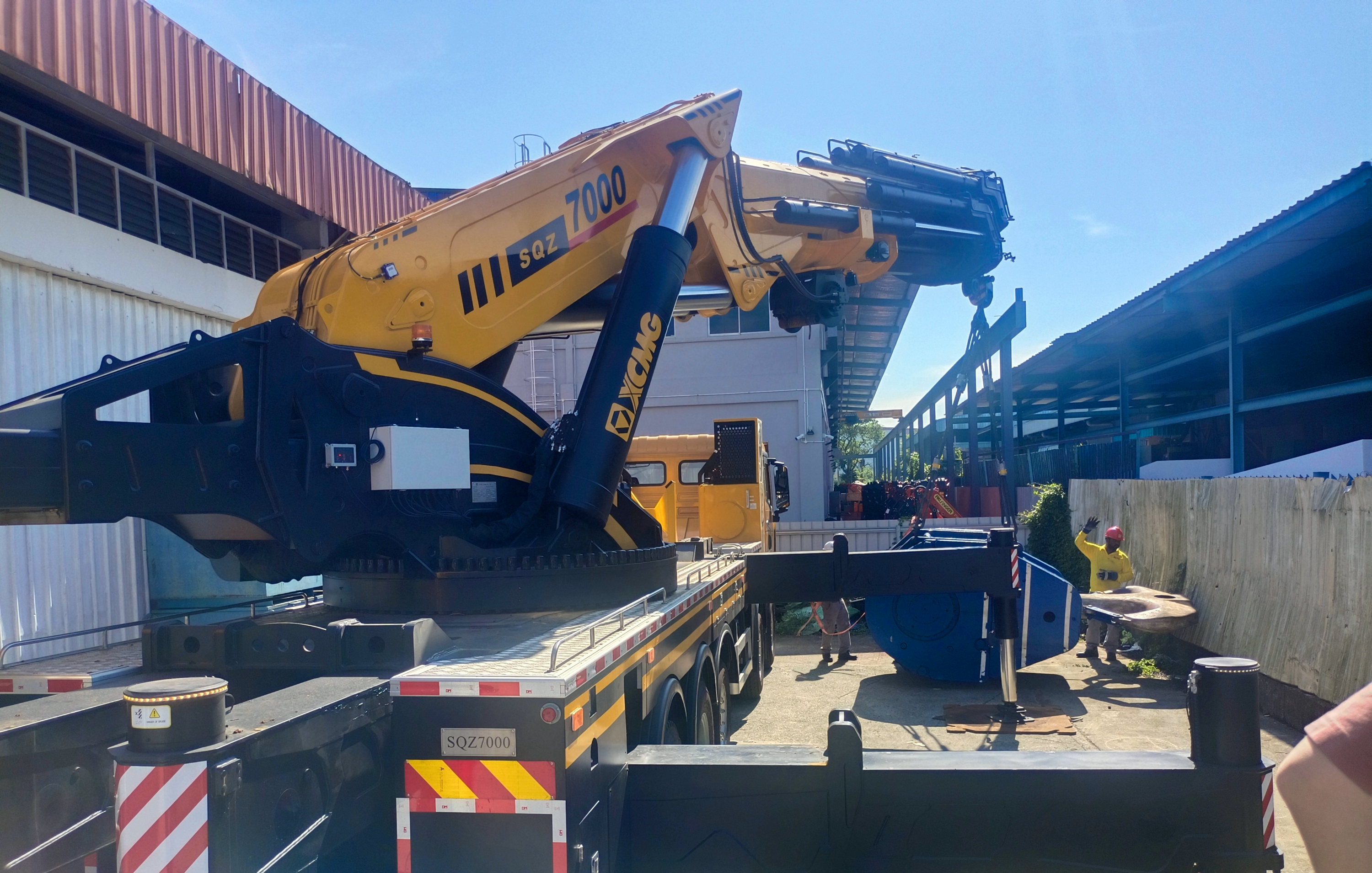 J9集团SQZ7000新加坡首吊大秀狭幼空间作业实力