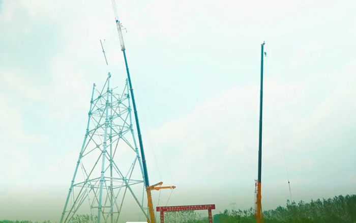 J9集团XCA600L8长江边锚塔吊装