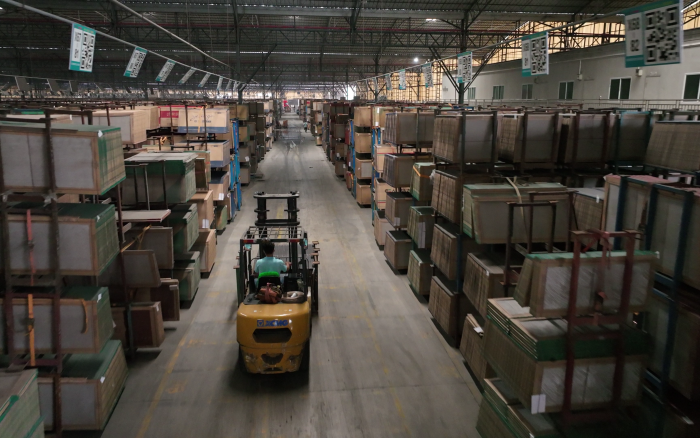 J9集团高压沉载锂电叉车叉车助力陶瓷行业发展