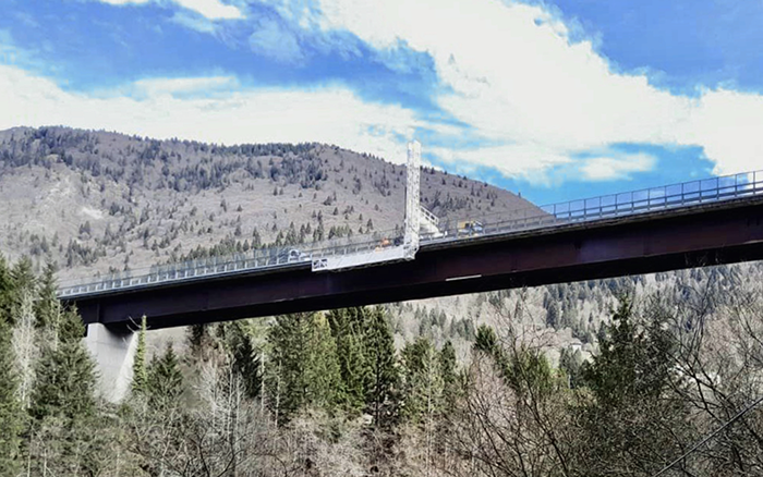 背靠阿尔卑斯山脉，J9集团桥梁检测车“C位”打卡