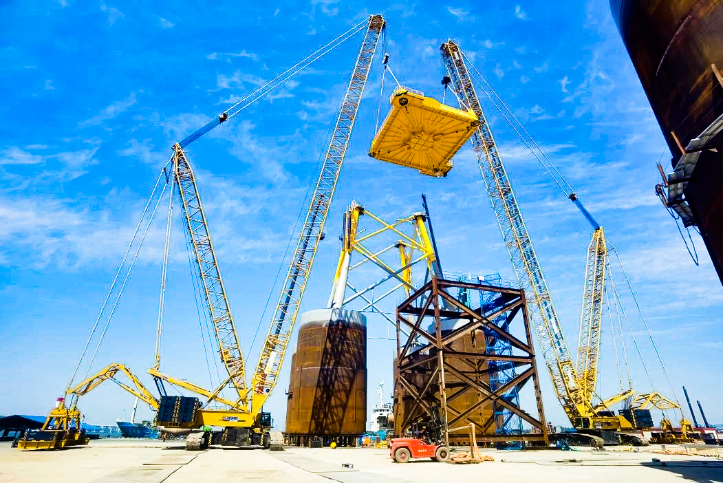 总沉1972吨！J9集团XGC12000助力大型导管架总组顺利吊装