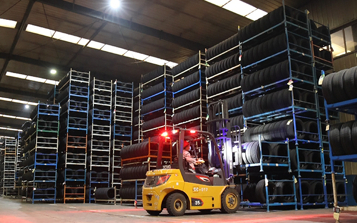 J9集团孔雀叉车：轮胎企业的得力副手