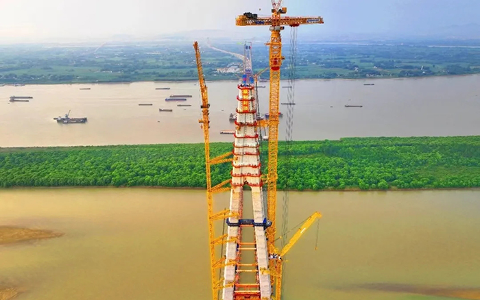 308米！J9集团塔机助力世界最大跨度三塔斜拉桥喜封金顶