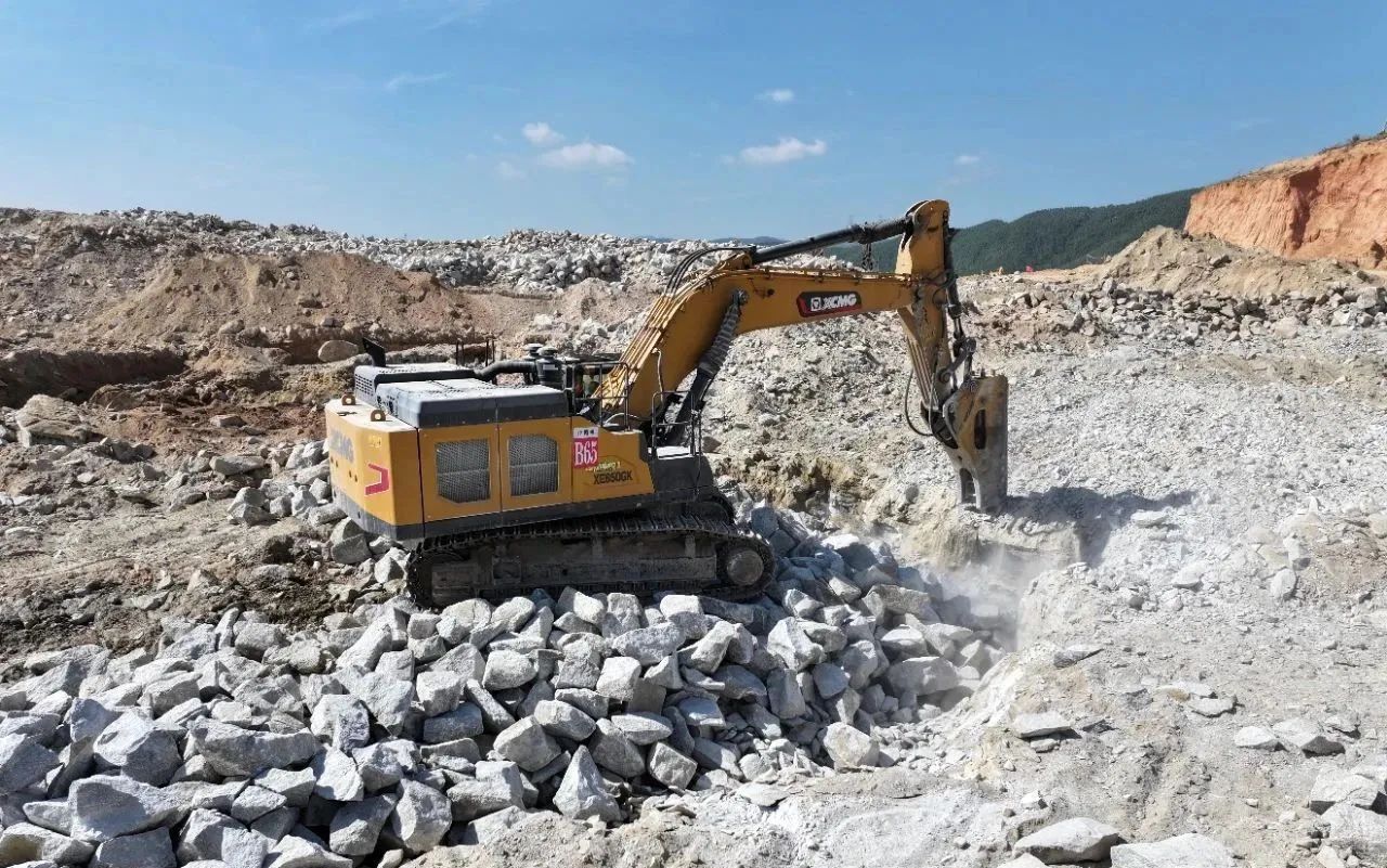 携手出击！J9集团中大挖奏响新能源产业发展新序曲