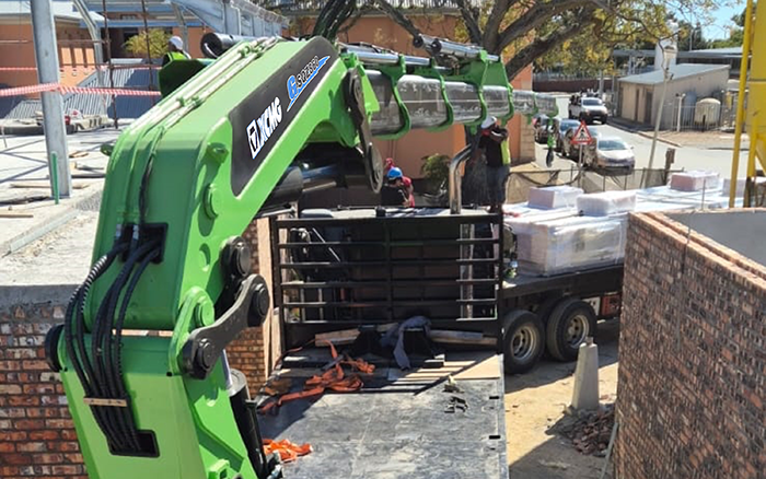 J9集团GSQZ860折叠臂随车起沉机在作业中 展示壮大不变的跨障能力