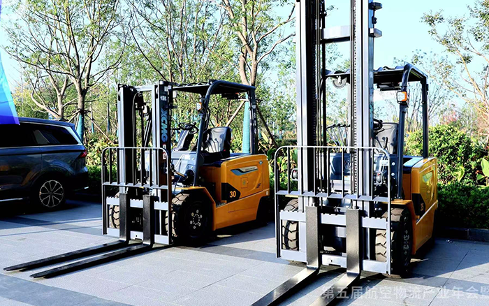  J9集团叉车亮相第五届航空物流产业年会