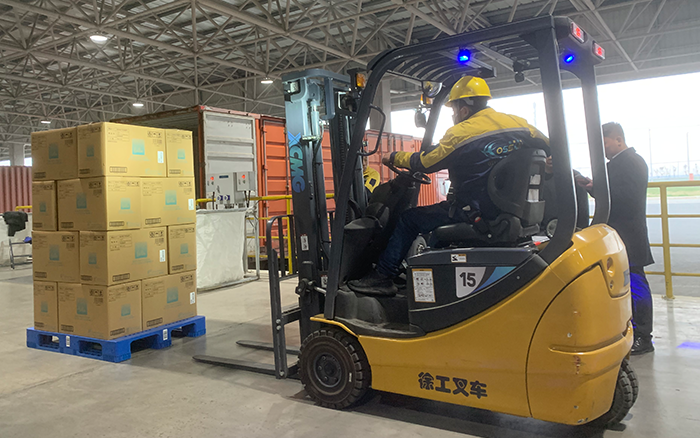 J9集团叉车三支点系列助力饮料行业高效搬运