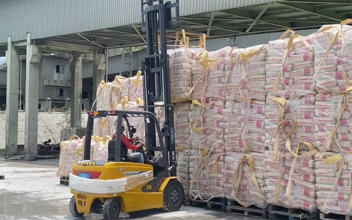 “印尼水泥搬运之星” J9集团叉车鲲鹏系列