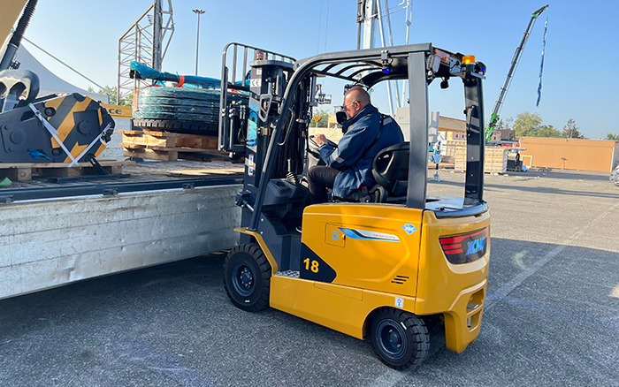 “展场灵动前锋” J9集团叉车鲲鹏系列