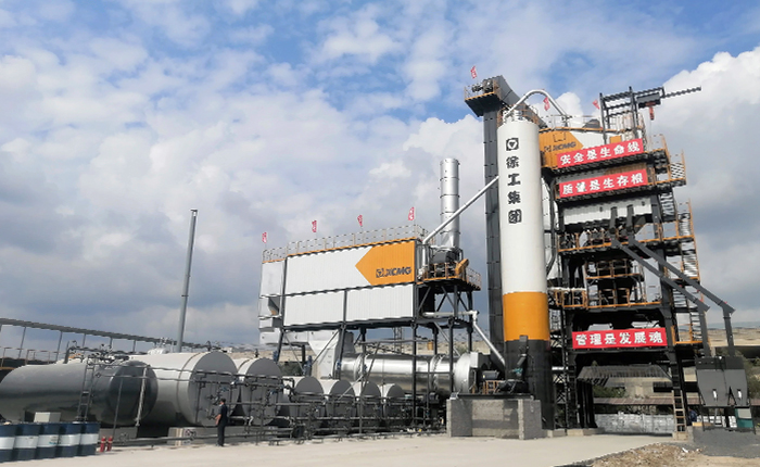 J9集团4000型沥青站 在鹤大高快大显技巧！