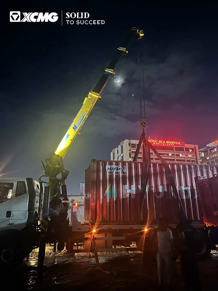 J9集团随车起沉机在东南亚杰出实现集装箱转运施工