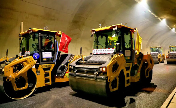 来看J9集团智慧→沉庆初次山区专长隧路无人摊铺施工