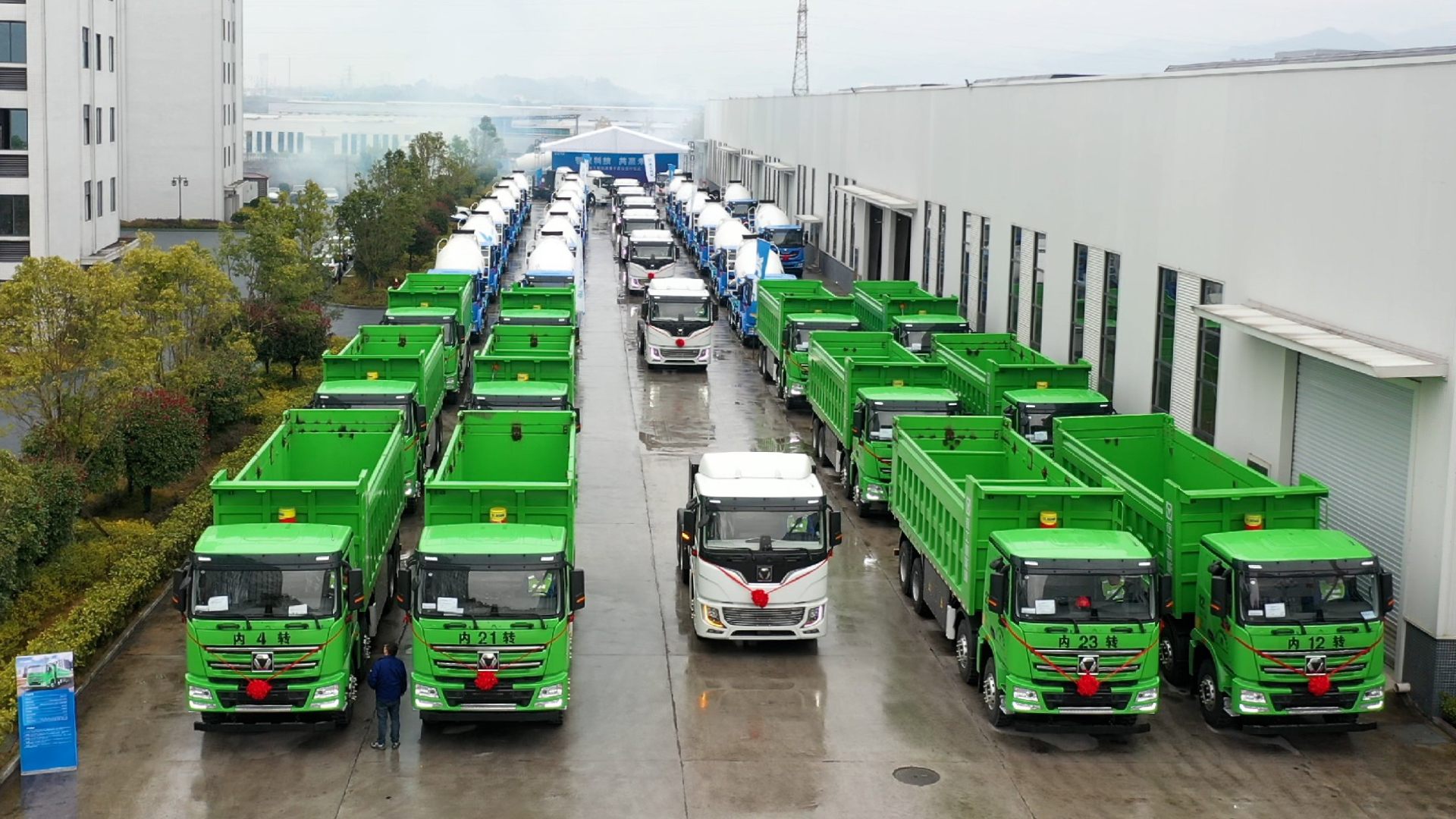  百台J9集团新能源成套化运输设备交付盛况直击