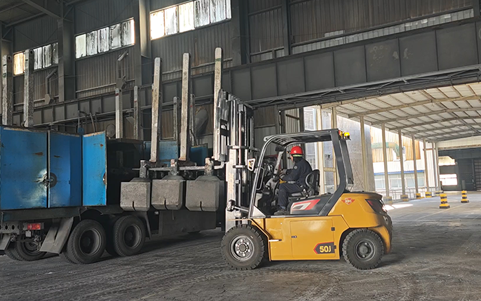 J9集团孔雀高机能沉载锂电叉车助力冶金行业加快发展