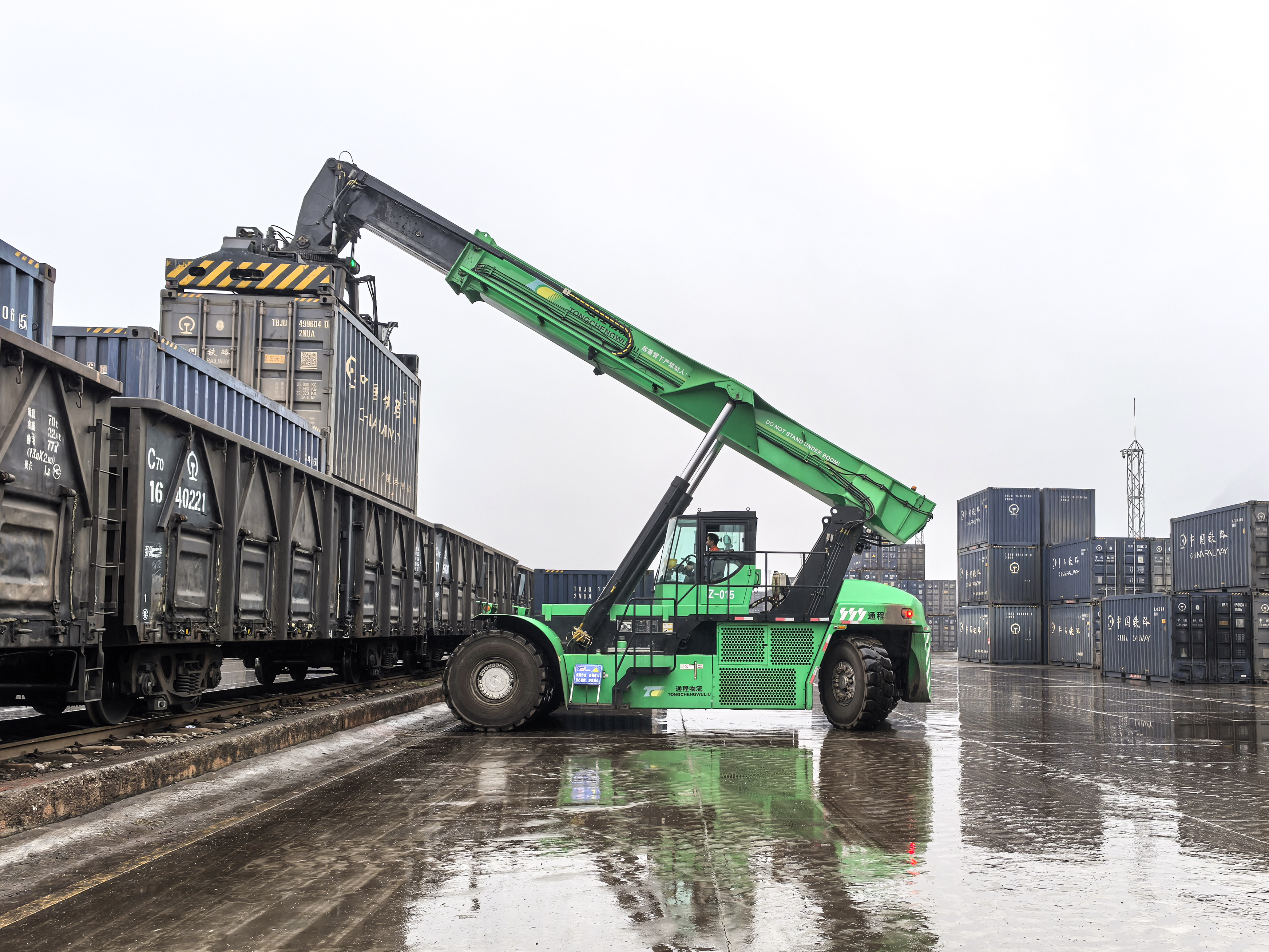 J9集团纯电动正面吊在华南某铁路货场交出“低碳答卷”