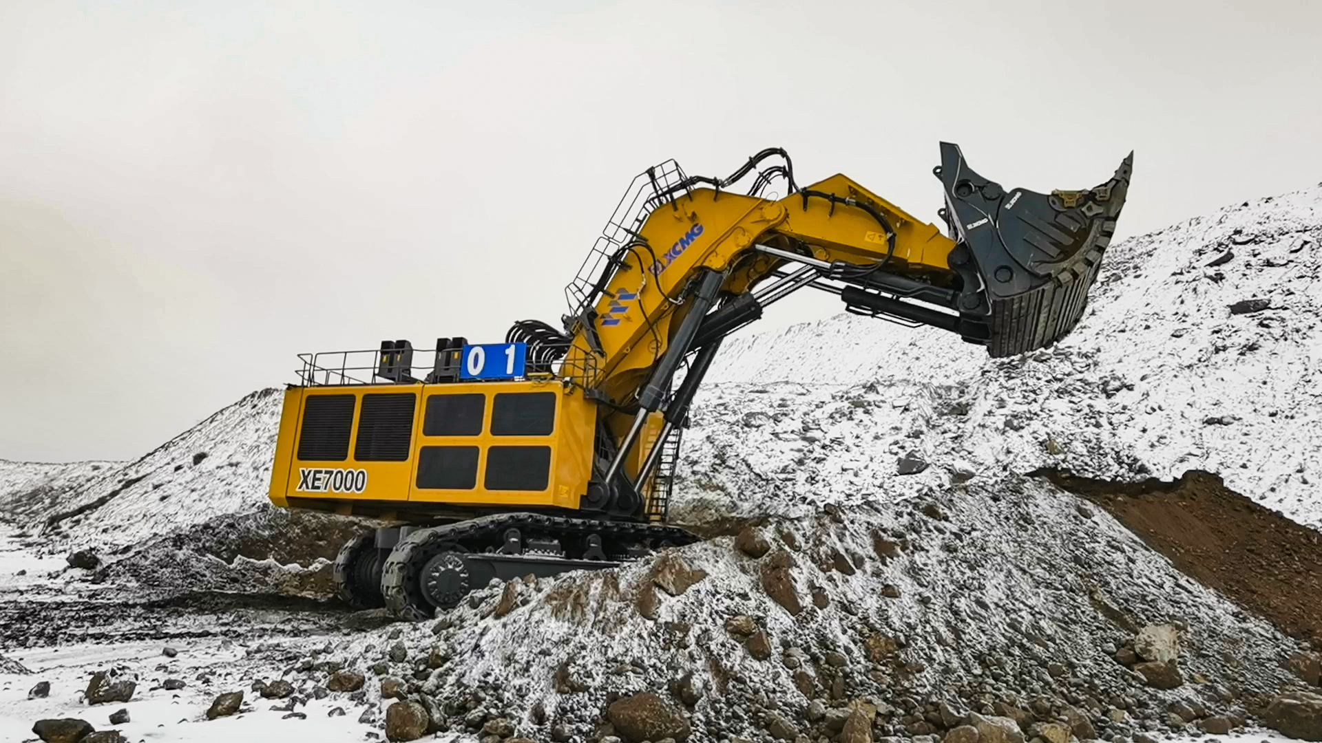 “神州第一挖”——XE7000不畏寒冷，铁骨铮铮