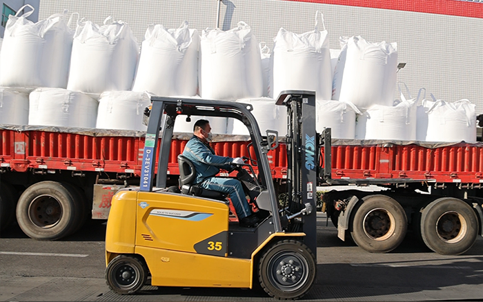 J9集团新能源叉车为食品工厂绿色、高效出产保驾护航