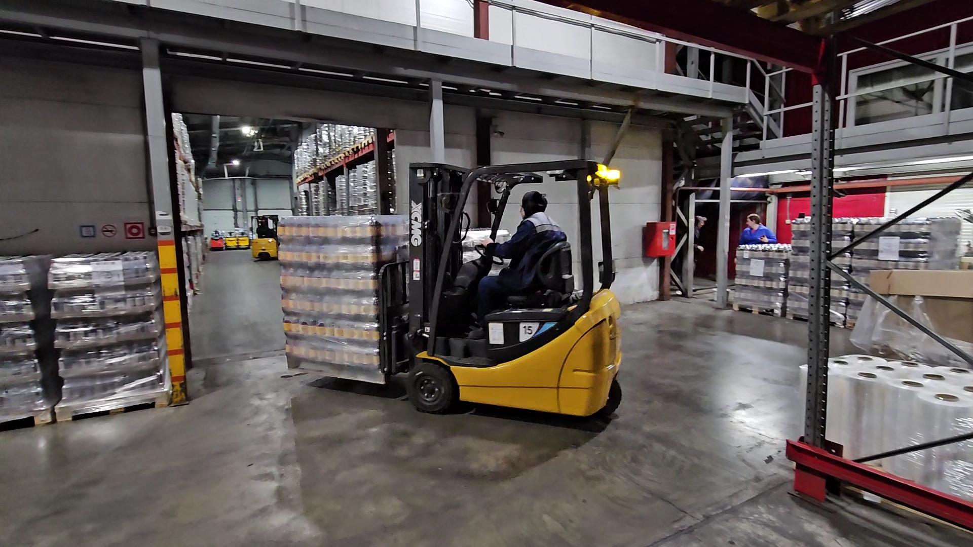 狭幼空间搬运利器！J9集团三支点平衡沉叉车