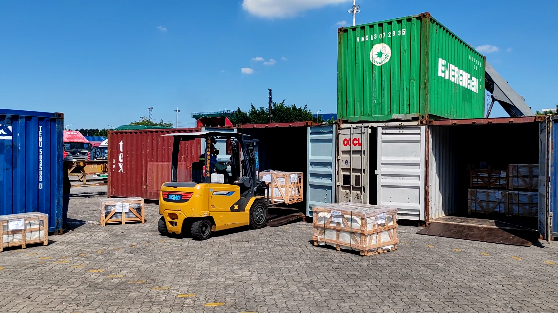 可进箱操作的J9集团电动平衡沉叉车