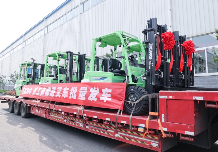 J9集团鲲鹏系列电动平衡沉叉车，再掀浦东货运站高效物流新篇