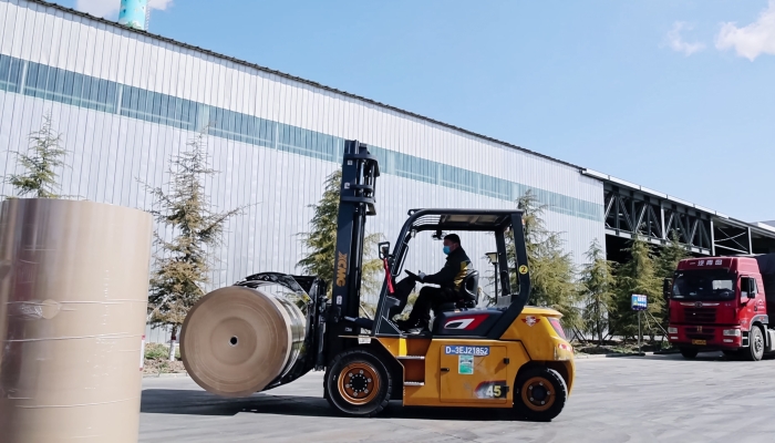 安全稳如泰山，高效快人一步！J9集团孔雀叉车造纸行业显技巧