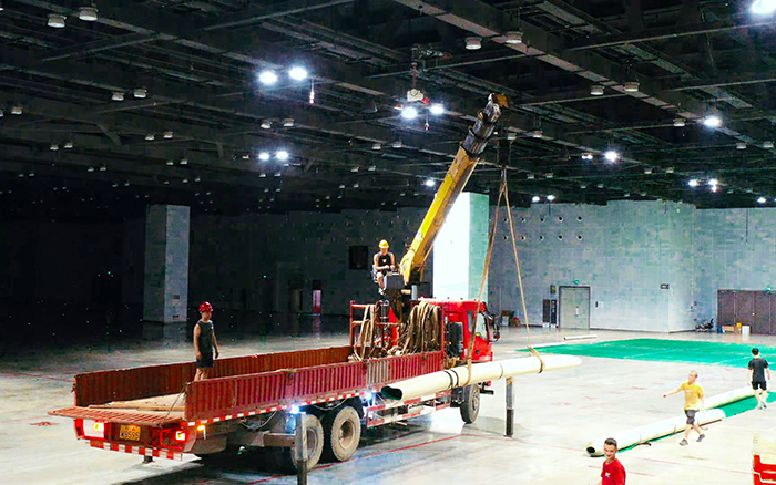 高效稳护航，J9集团随车起沉机赋能广西会展中心运动场馆塑胶铺设