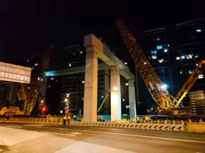 双机联动，毫米操控！J9集团XGC11000高效破解高架桥施工难题