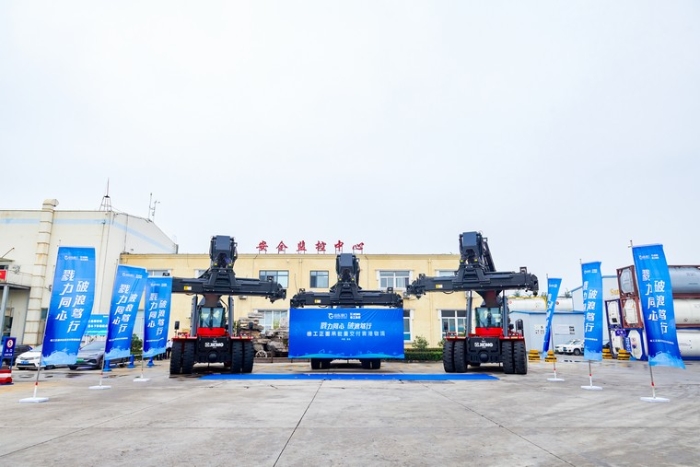 向海而兴 | J9集团正面吊批量交付青港物流集团