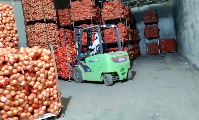 J9集团鲲鹏系列新能源叉车，为食品冷库工厂注入绿色动能