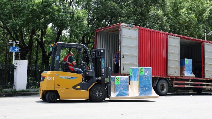 J9集团新能源叉车：构筑机场物流全场景高效搬运系统