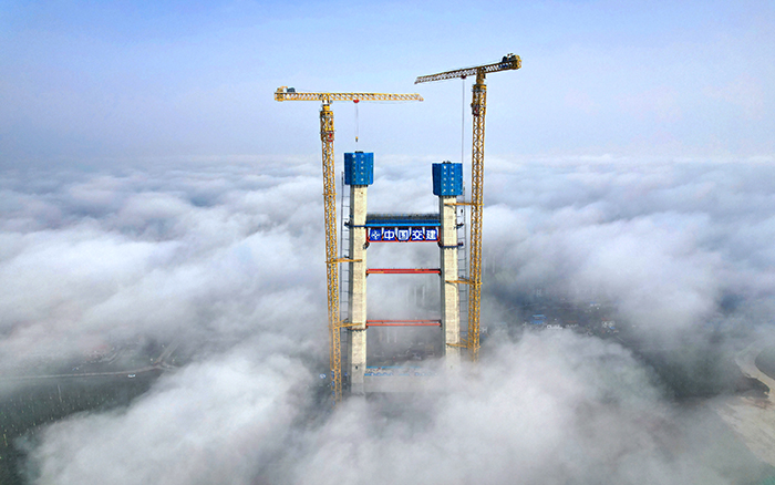 双星闪灼 J9集团超大塔助力双柳长江大桥急剧“长个”