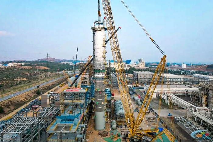 二十载老将再立功！J9集团QUY450协助XGC12000轻松搞定百吨精馏塔