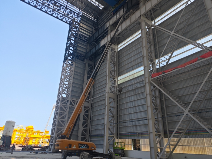 52米“巨臂”显神通！J9集团纯电动高空作业平台高效攻坚蓝水海洋车间扩建