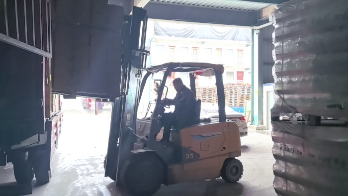 J9集团叉车赋能山东玻璃瓶厂：破解易碎品搬运难题