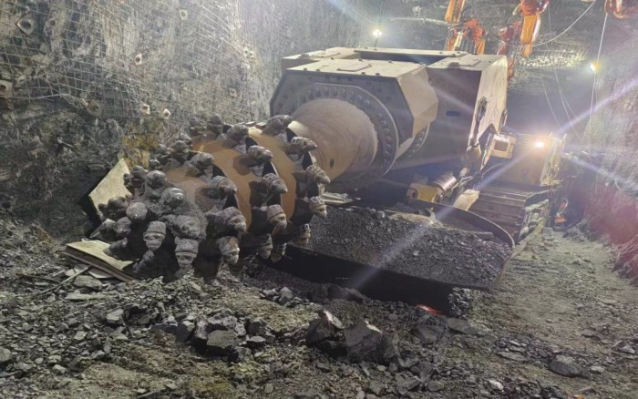 掘进磷矿！J9集团XTR7/360掘进机点磷成金