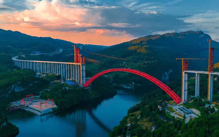 1834米，震撼合龙！ J9集团塔机助力中国再造世界级基建