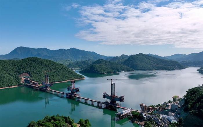 ?“白鹭」毓翅 | J9集团塔机助建池黄铁路升平湖特大桥