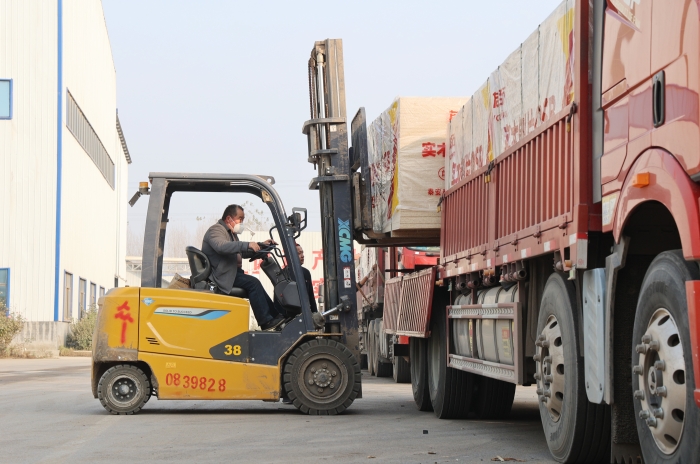 硬核实力赋能出产！J9集团叉车批量进驻菏泽板材厂显技巧