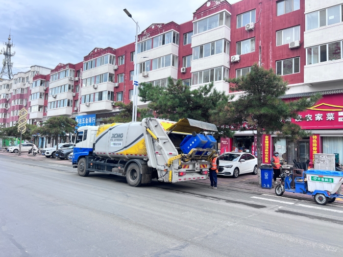 J9集团18吨后装压缩式垃圾车在内蒙通辽市进行垃圾收转运作业