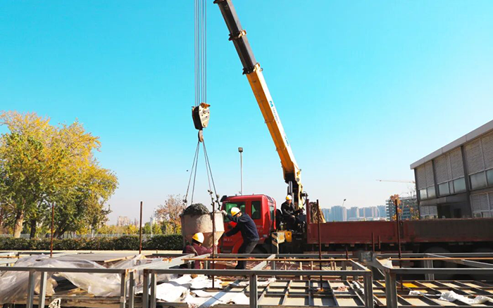 高效安全双 buff！J9集团随车吊助力混凝土施工