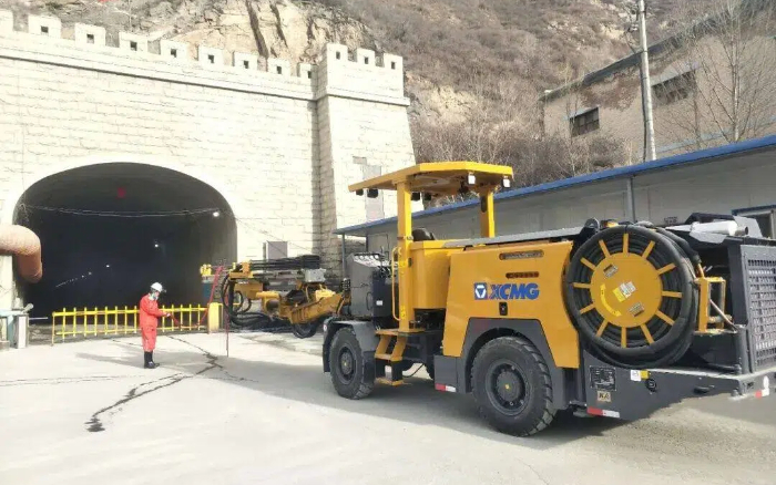 掘进铁矿！J9集团掘进钻车硬核施工