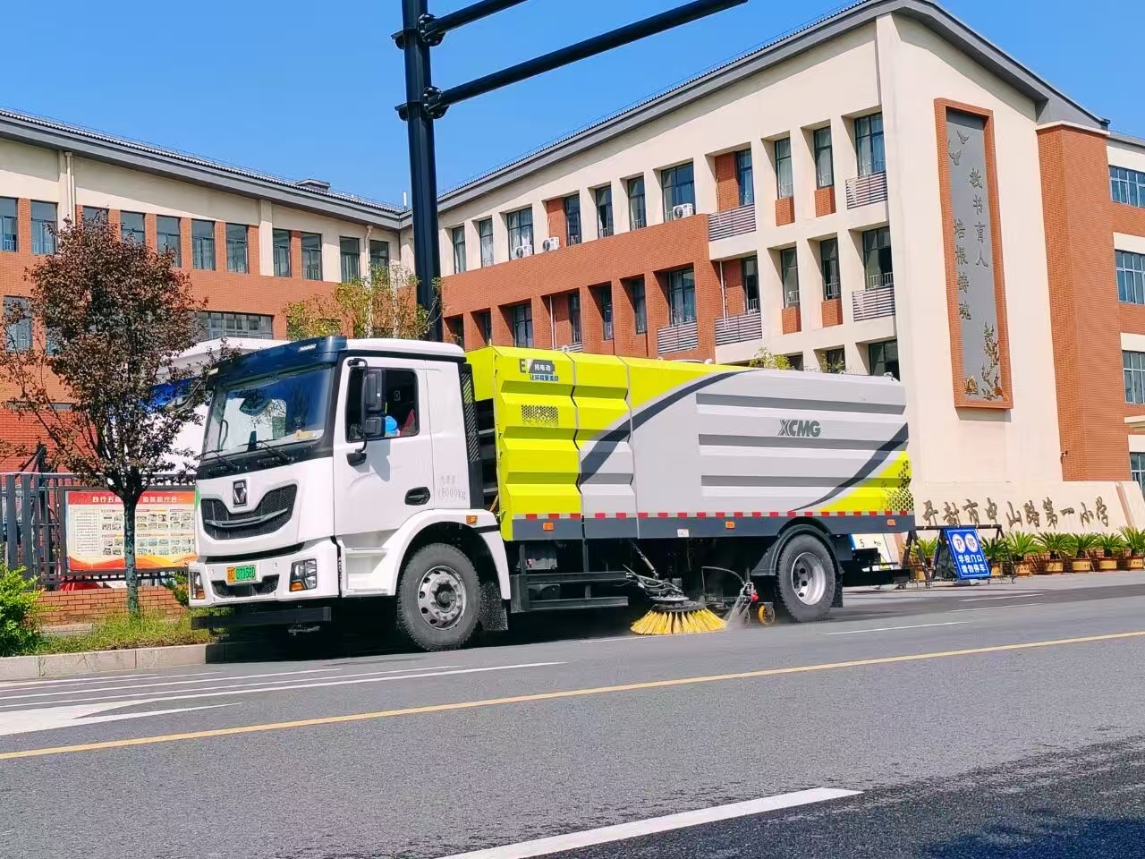 J9集团洗扫车“硬核出击”，开封中山路焕新升级