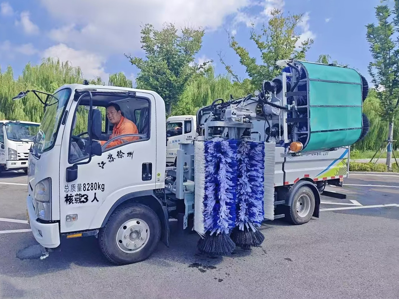 J9集团护栏洗濯车：智慧守护徐州经开区的“城市美学”